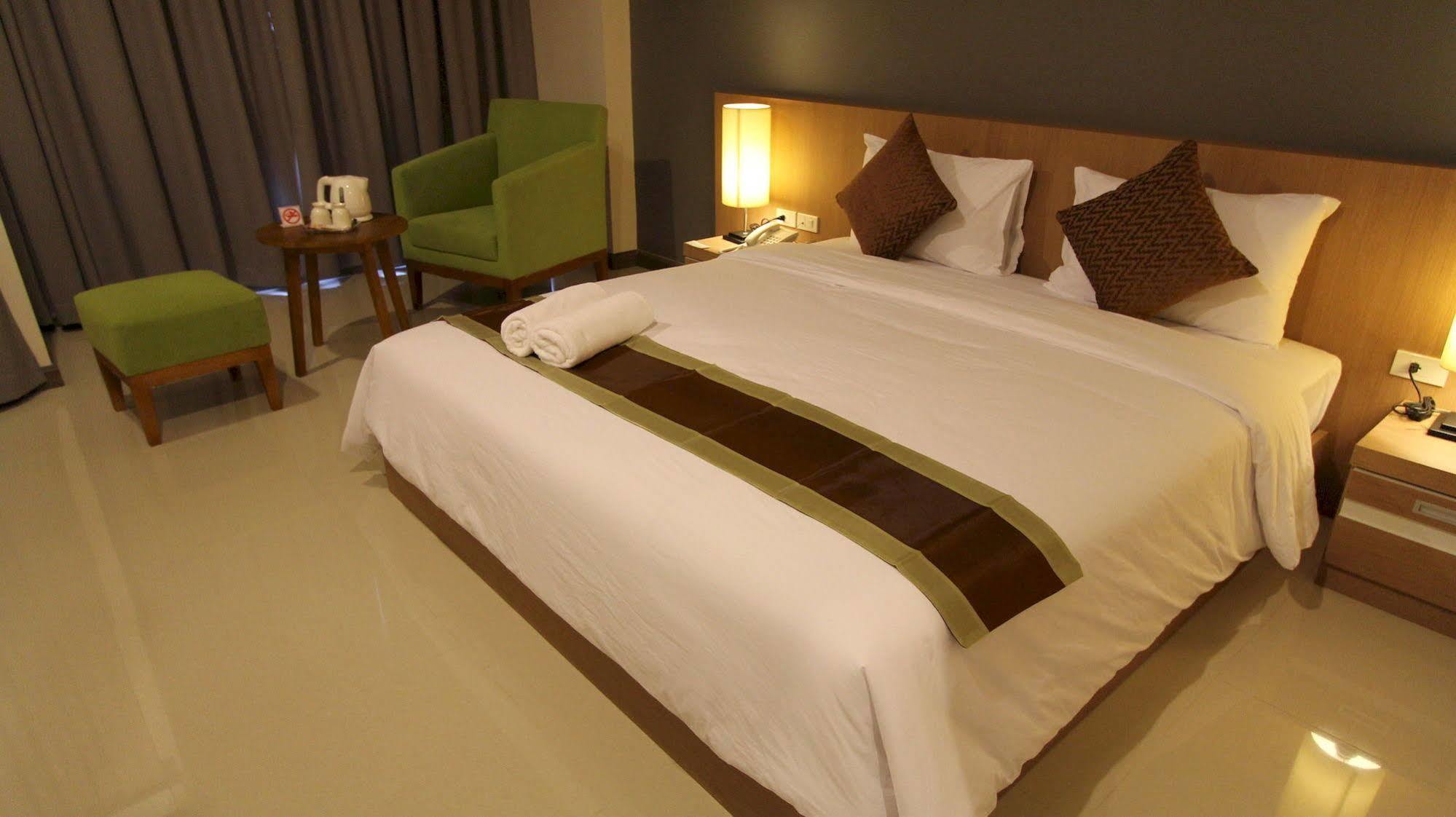 S Tara Grand Hotel Surat Thani Exterior foto