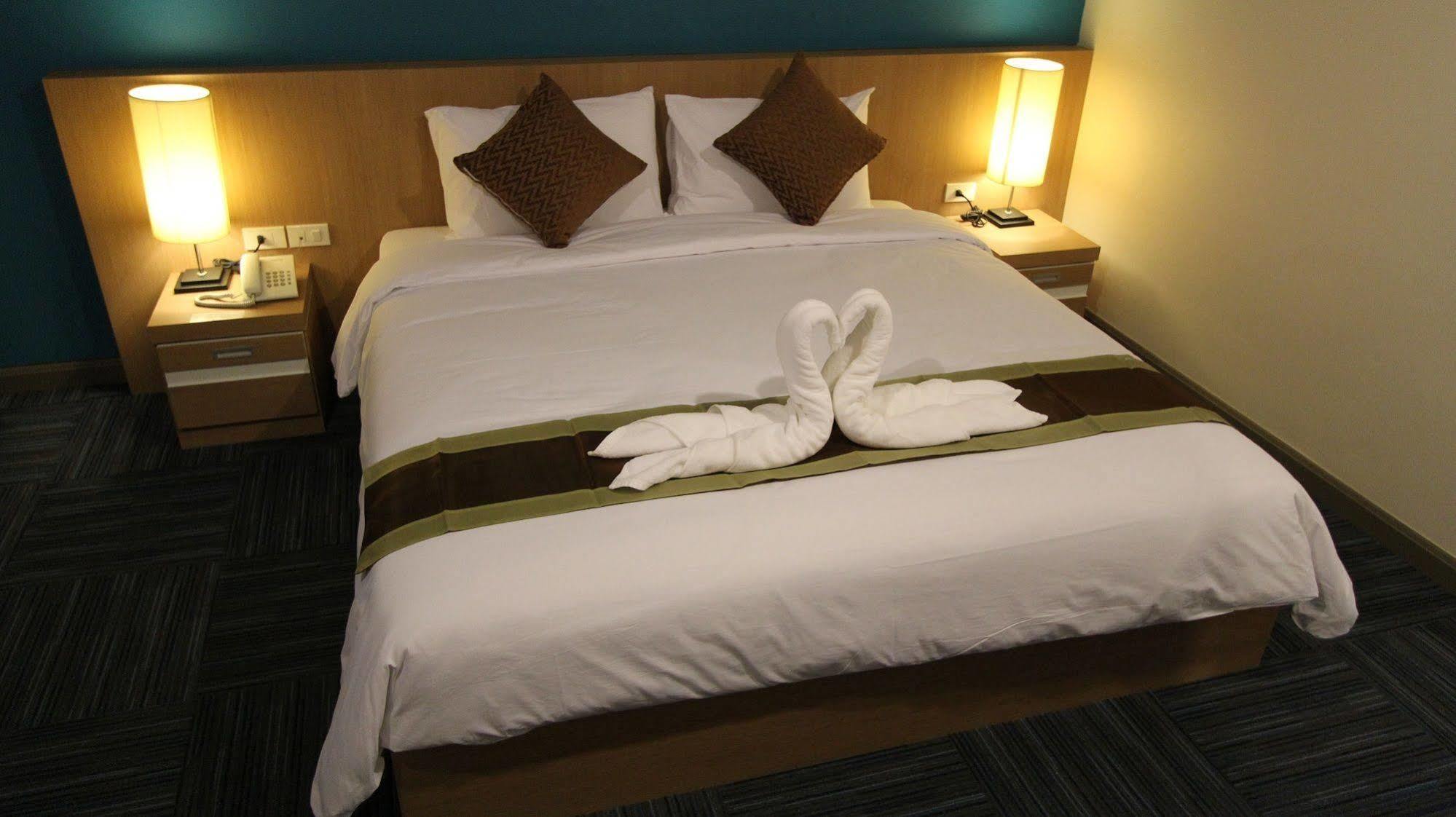S Tara Grand Hotel Surat Thani Exterior foto